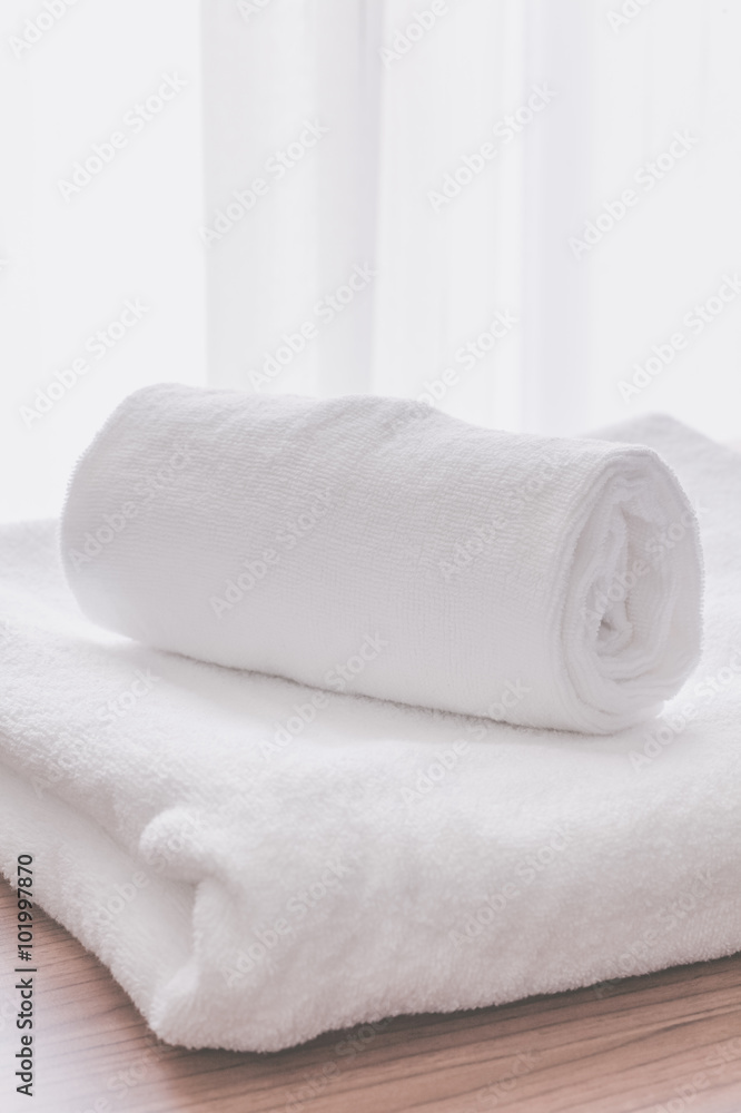 酒店房间里的干净白毛巾折叠处
