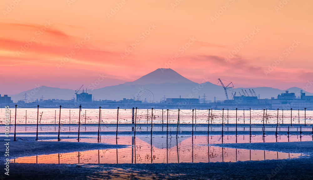 黄昏时分的东京湾和富士山