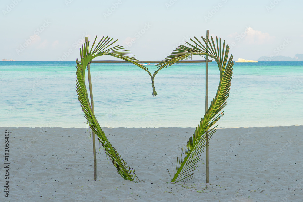 椰子在泰国普吉岛的海滩上留下了心