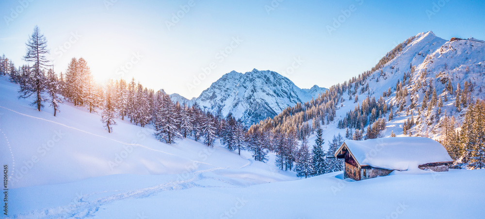 阿尔卑斯山的冬季仙境，日落时有小木屋