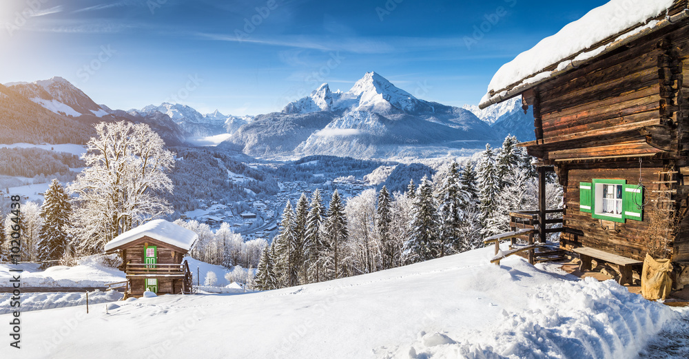 阿尔卑斯山的冬季仙境，有传统的小木屋