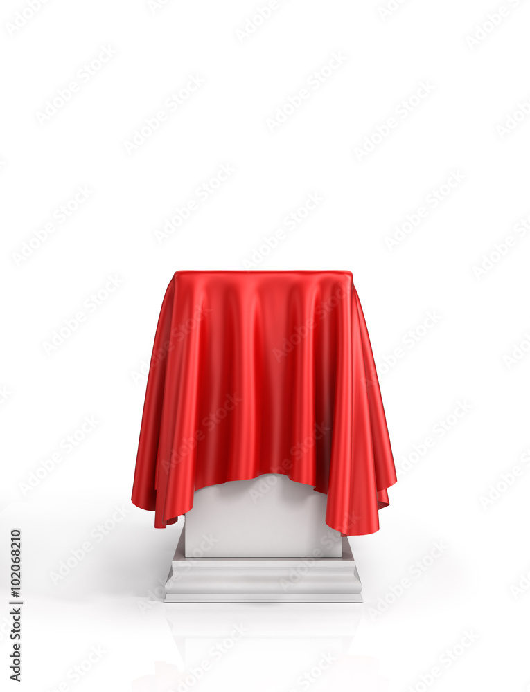白色背景上覆盖着红色丝绸布的演示台
