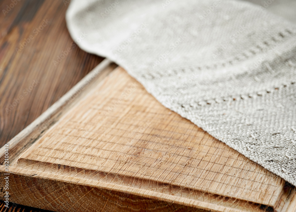 木制砧板和亚麻餐巾