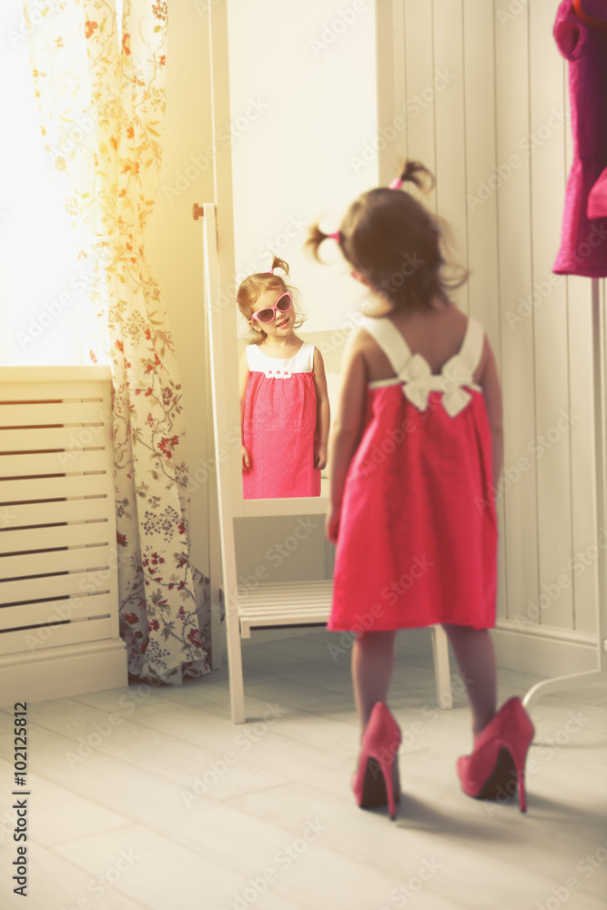 在家照镜子的小女孩儿童时尚达人