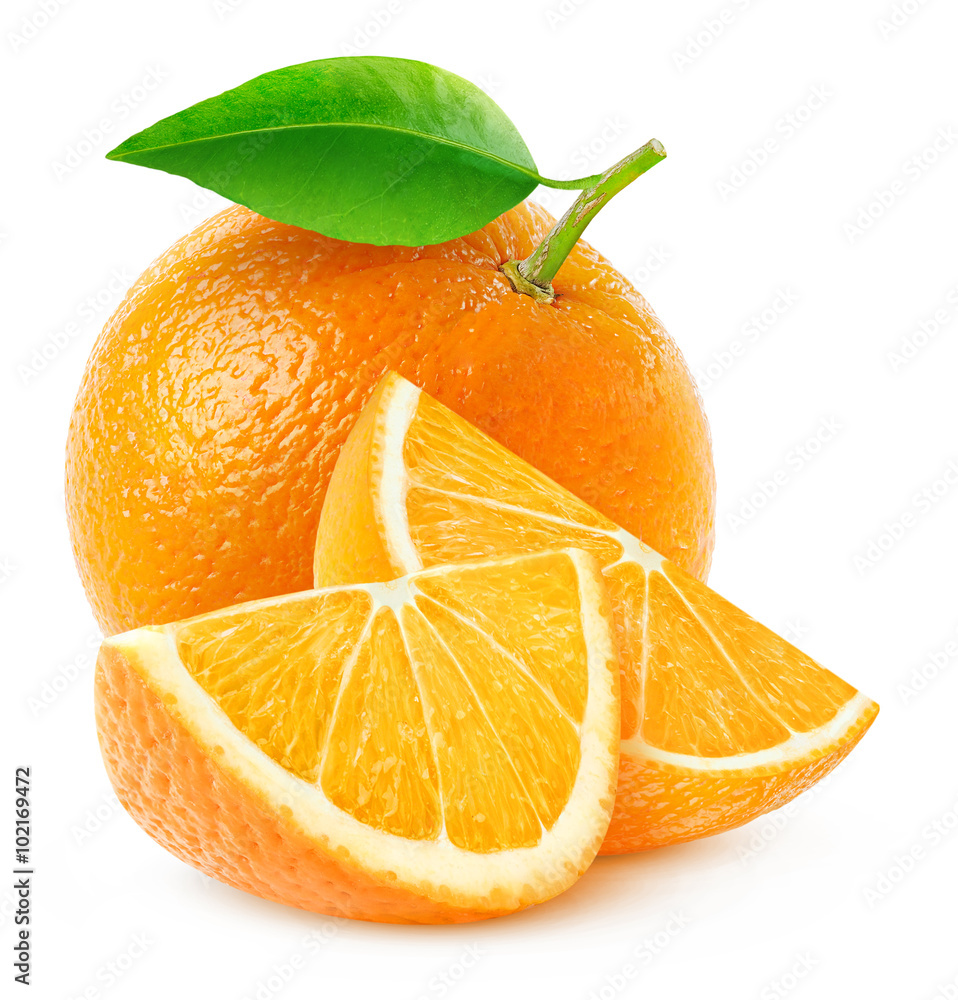 隔离的橙色水果和切片