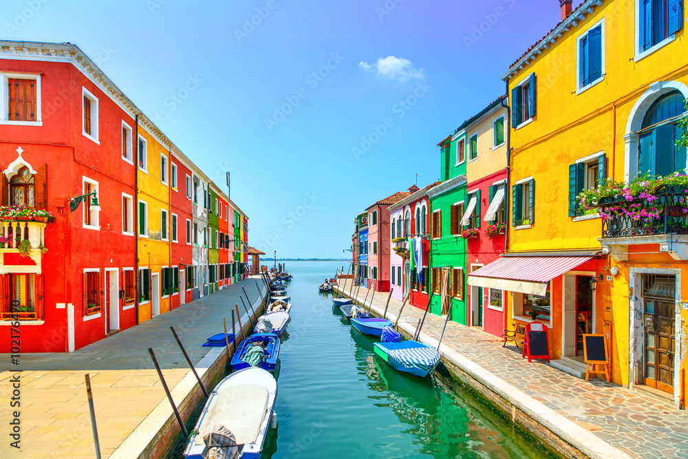 威尼斯地标，布拉诺岛运河，五颜六色的房屋和船只，