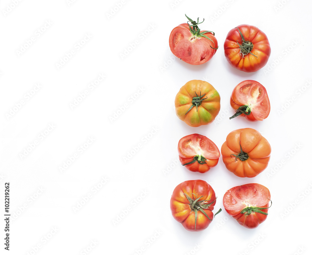 白色背景下的传家宝番茄精选。