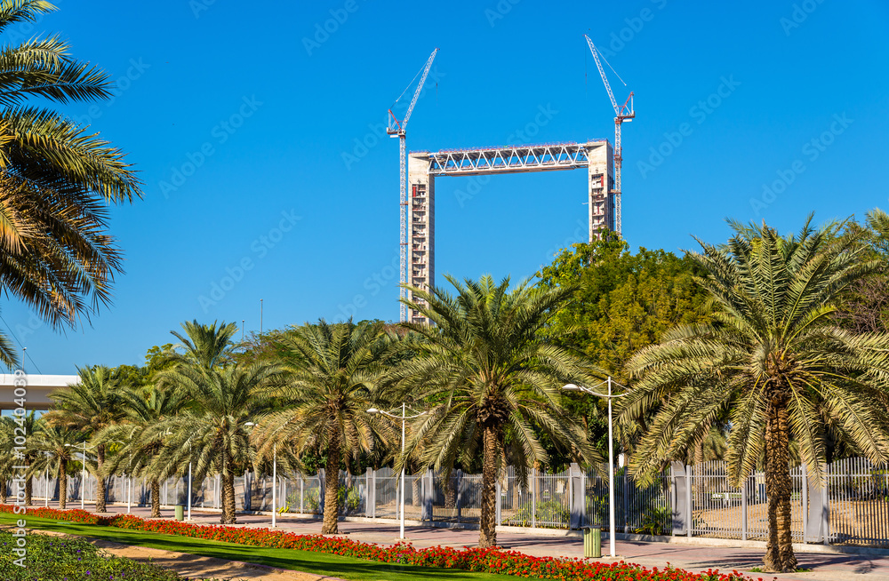 阿联酋Zabeel公园上方正在施工的迪拜框架