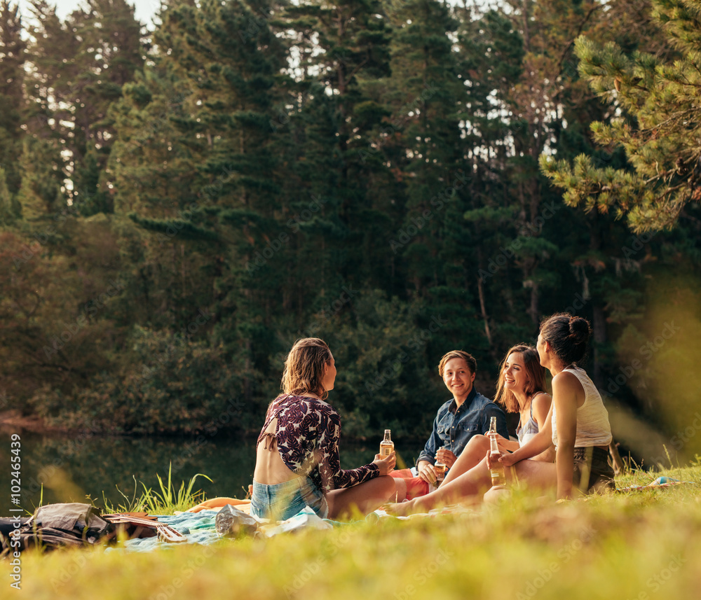 一群青少年在湖边野餐