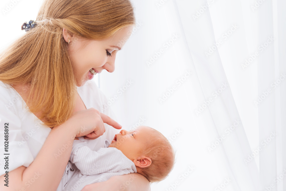 新生儿在母亲温柔的怀抱中
