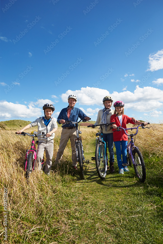 带着孩子的祖父母骑自行车穿越乡村