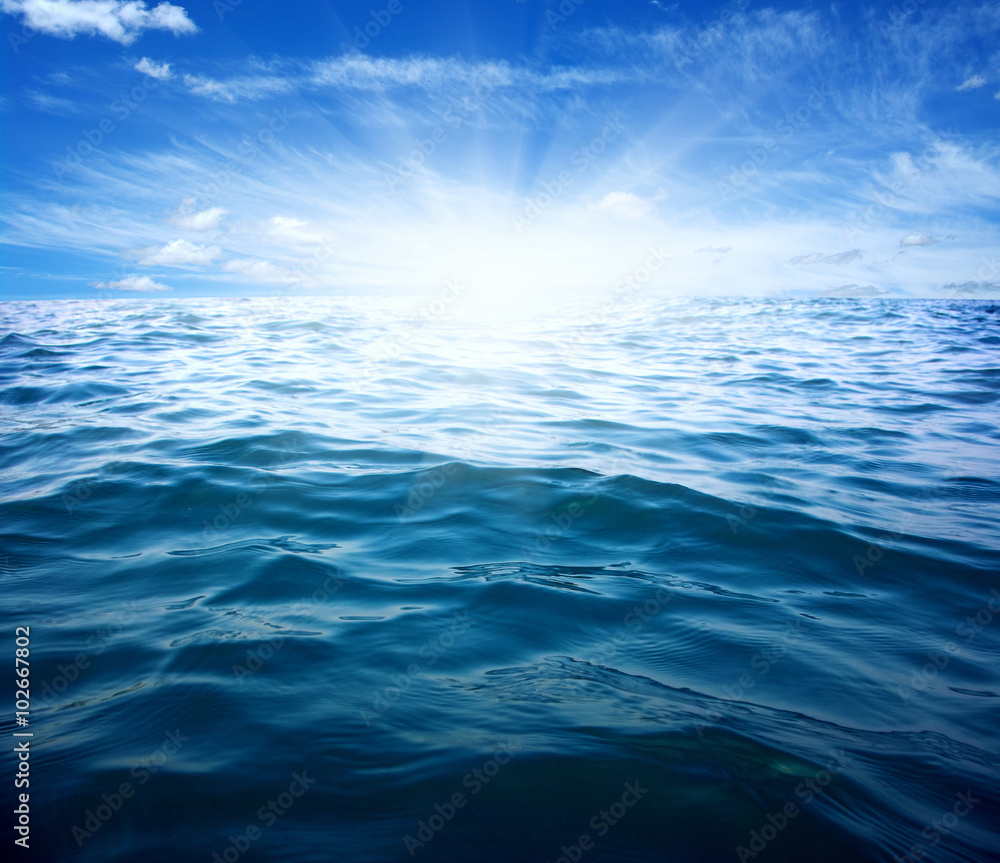 蓝色的海洋和太阳