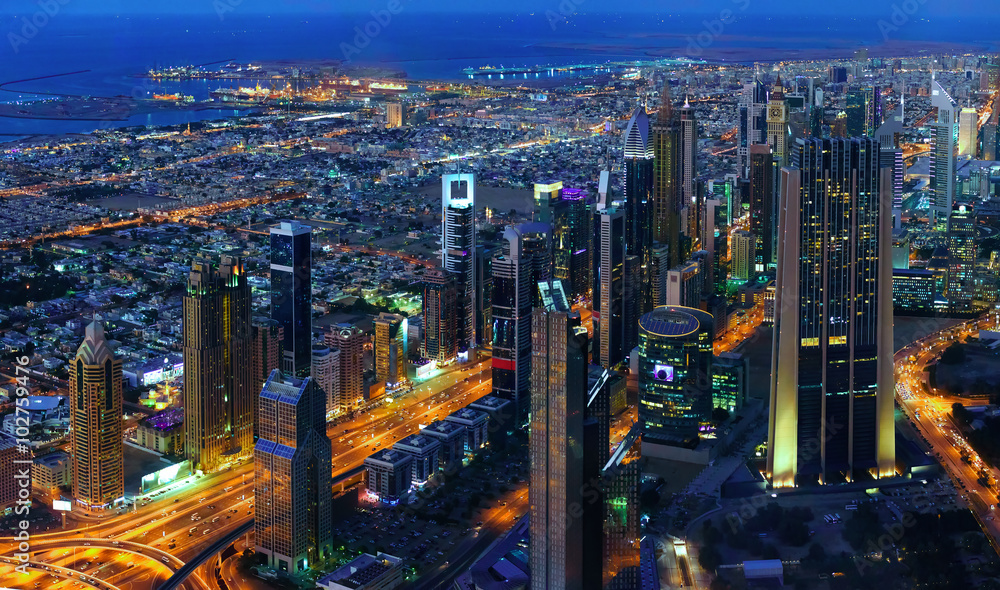 迪拜夜景，哈利法塔124层俯瞰