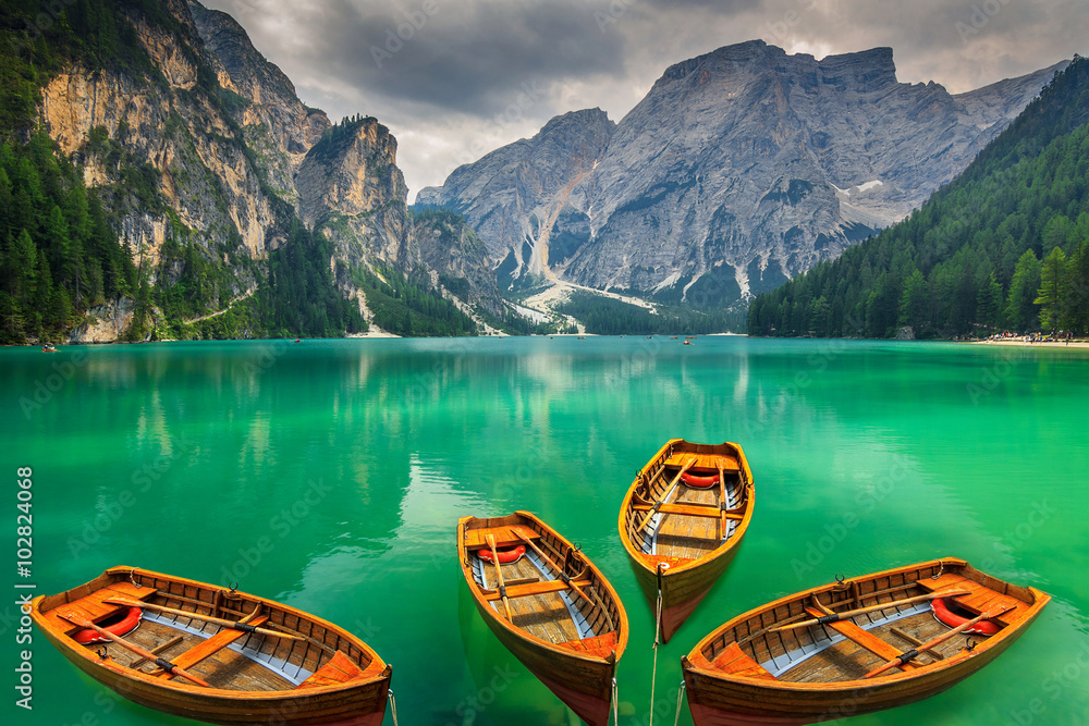 意大利多洛米蒂美丽的山湖，有木船