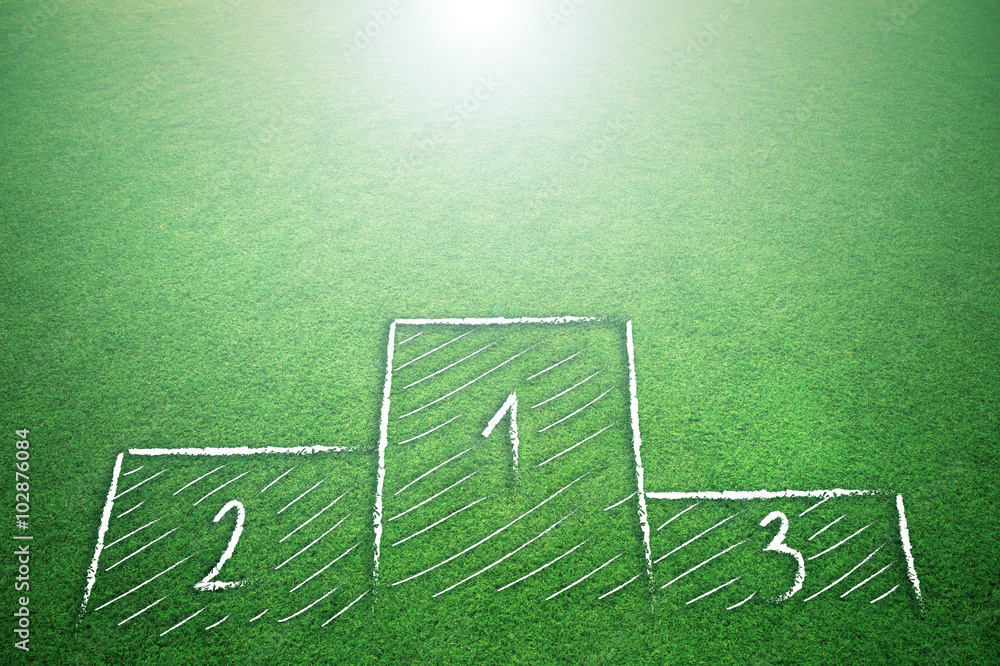 获胜者在阳光明媚的人造绿色足球草地纹理背景上的领奖台草图。概念w