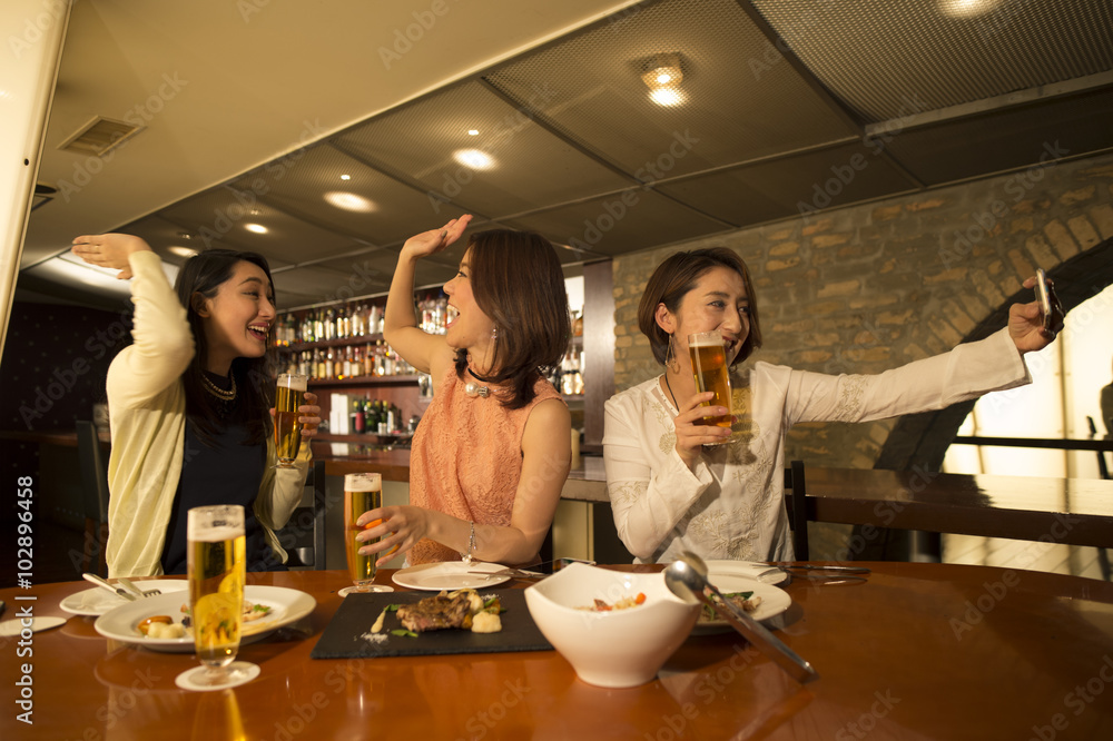 女性在酒吧自拍