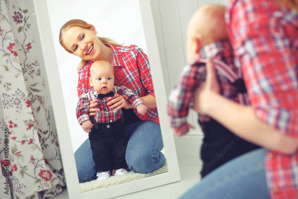 母亲和男婴在家照镜子