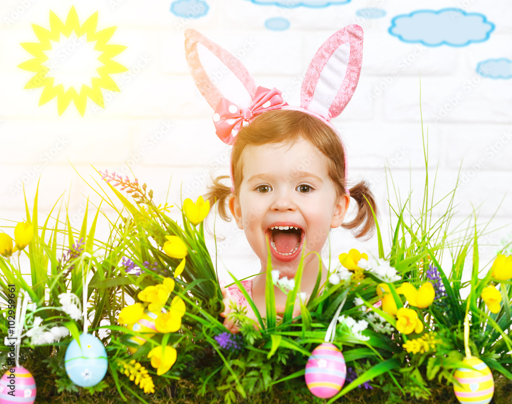 复活节概念。穿着戏服的快乐有趣的小女孩兔子和gr