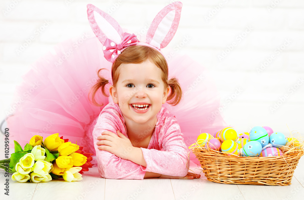 穿着戏服的快乐小女孩复活节兔子带蛋和f