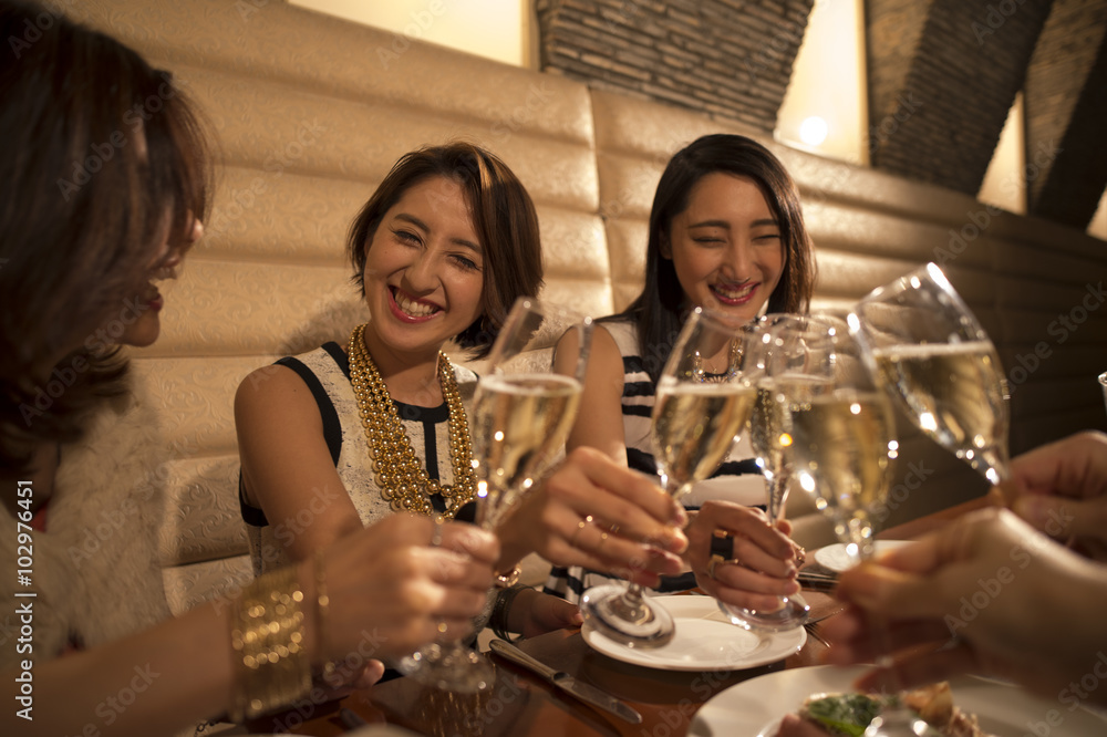 女人在豪华餐厅用香槟祝酒