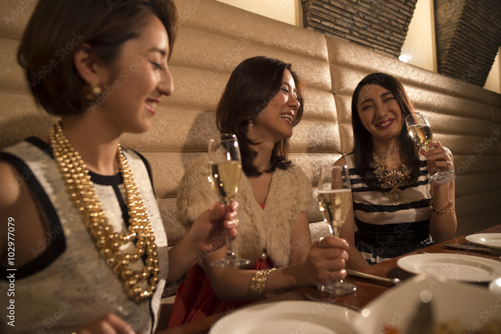 三名女子在豪华餐厅喝香槟