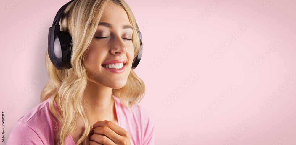 一个女人听音乐的特写合成图像