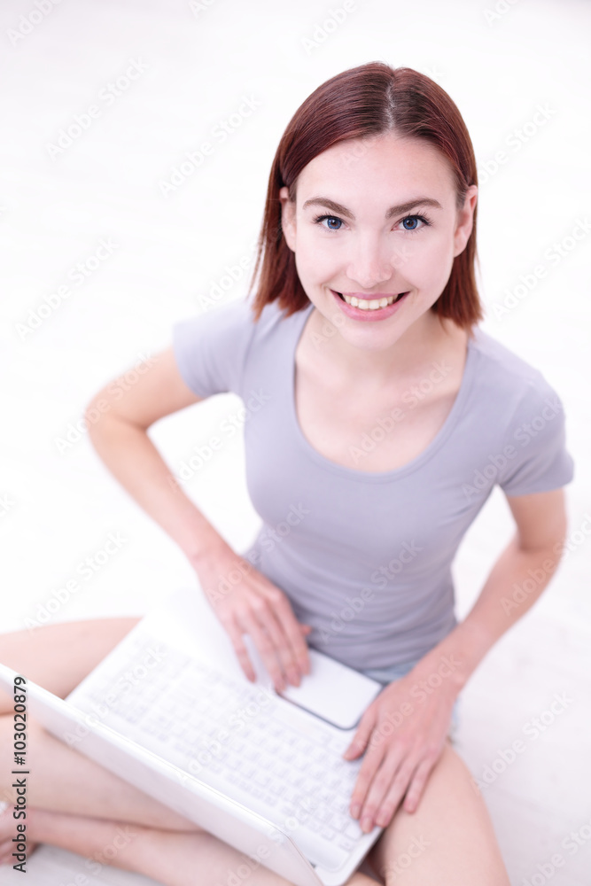 使用笔记本电脑的年轻女性