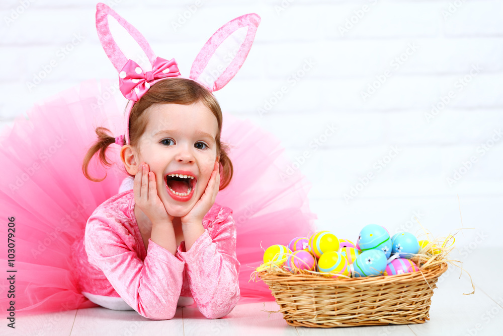 穿着戏服的快乐小女孩复活节兔子带篮子