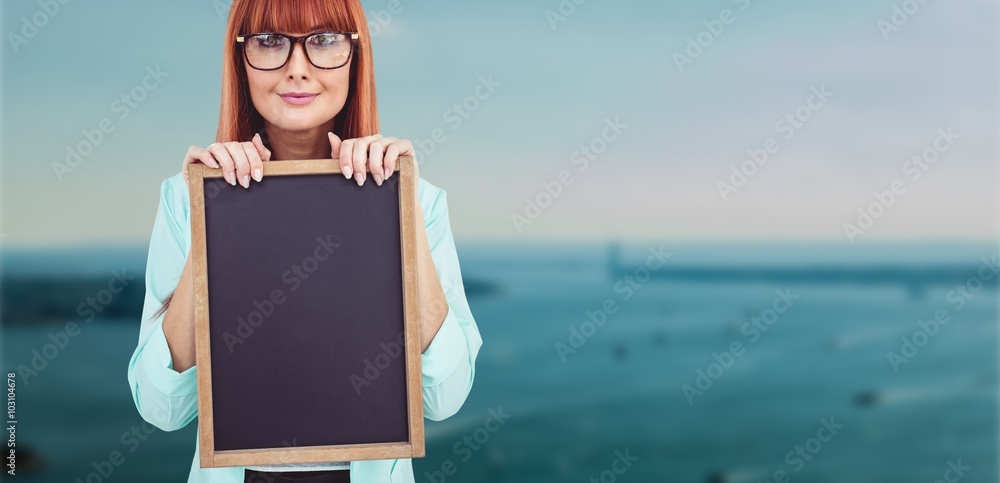 微笑的潮人女人拿着黑板的合成图