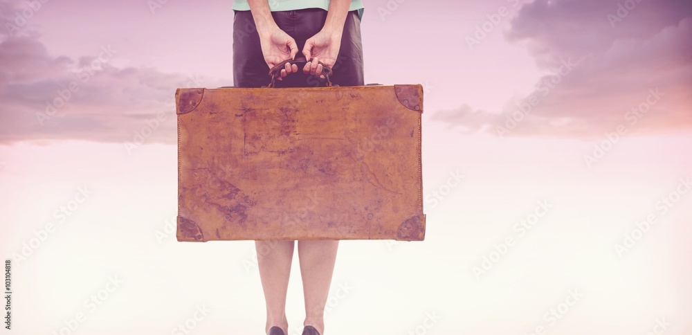 时尚女士提着行李箱后视图合成图