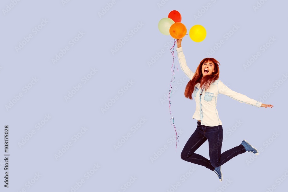 微笑的时髦女人拿着气球的合成图像