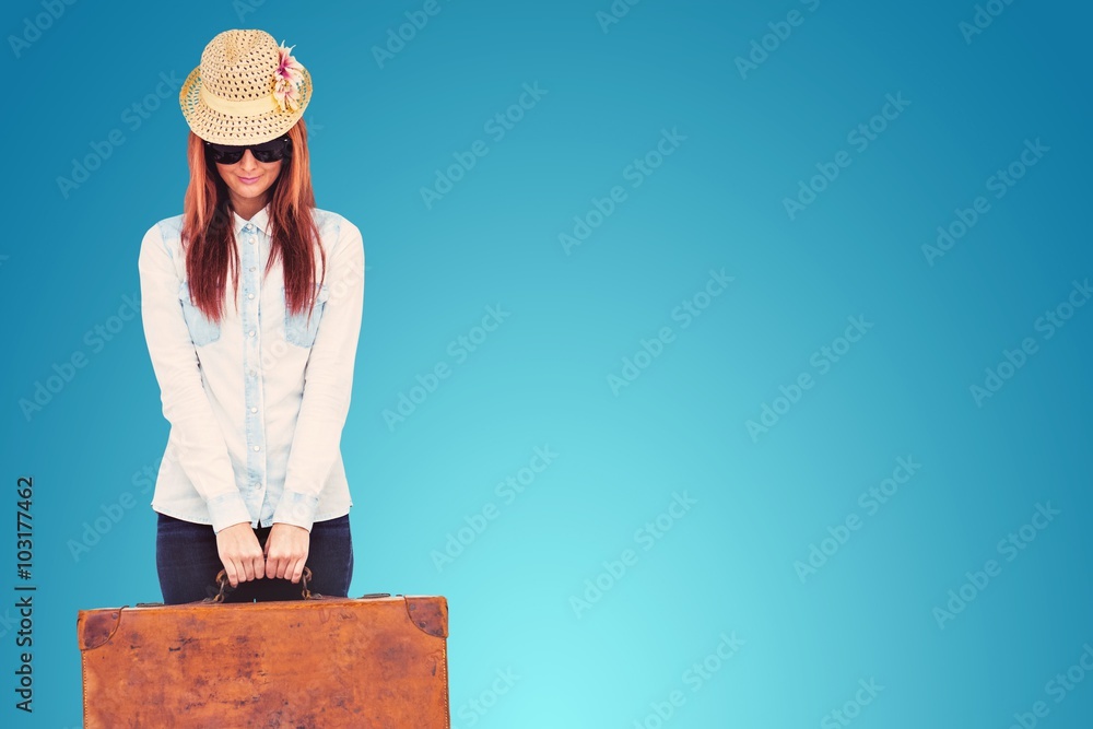 一个拿着行李箱的时髦女人的肖像合成图像