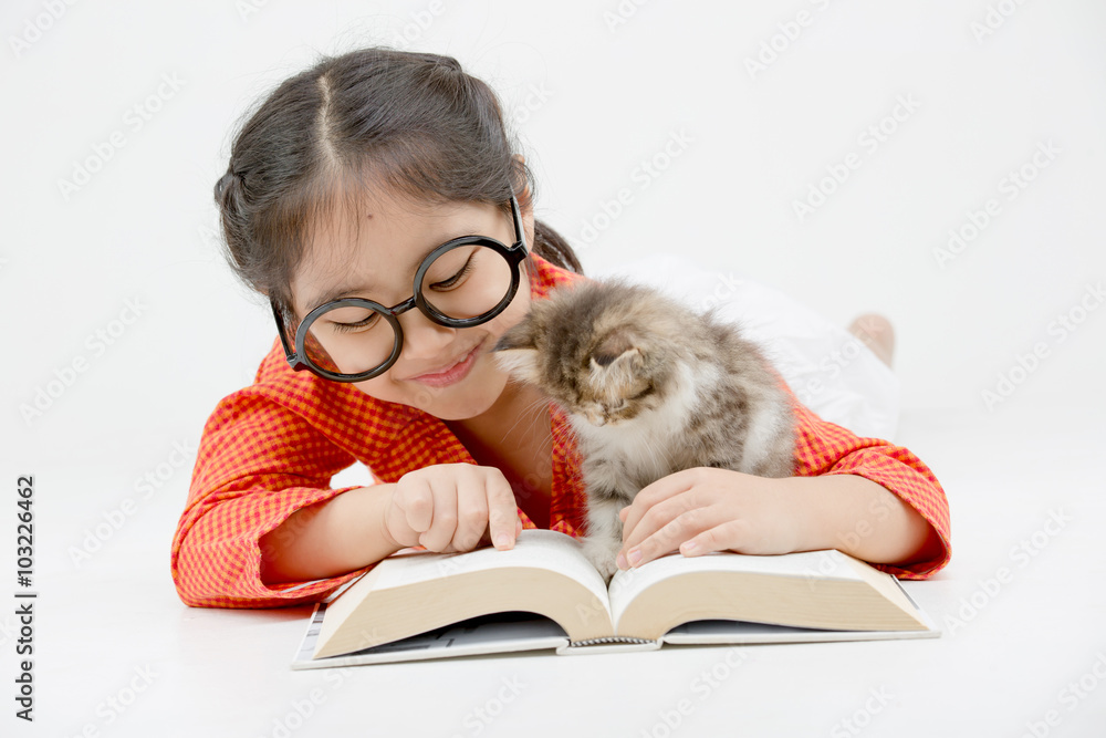 亚洲小女孩与可爱的波斯小猫隔离看书