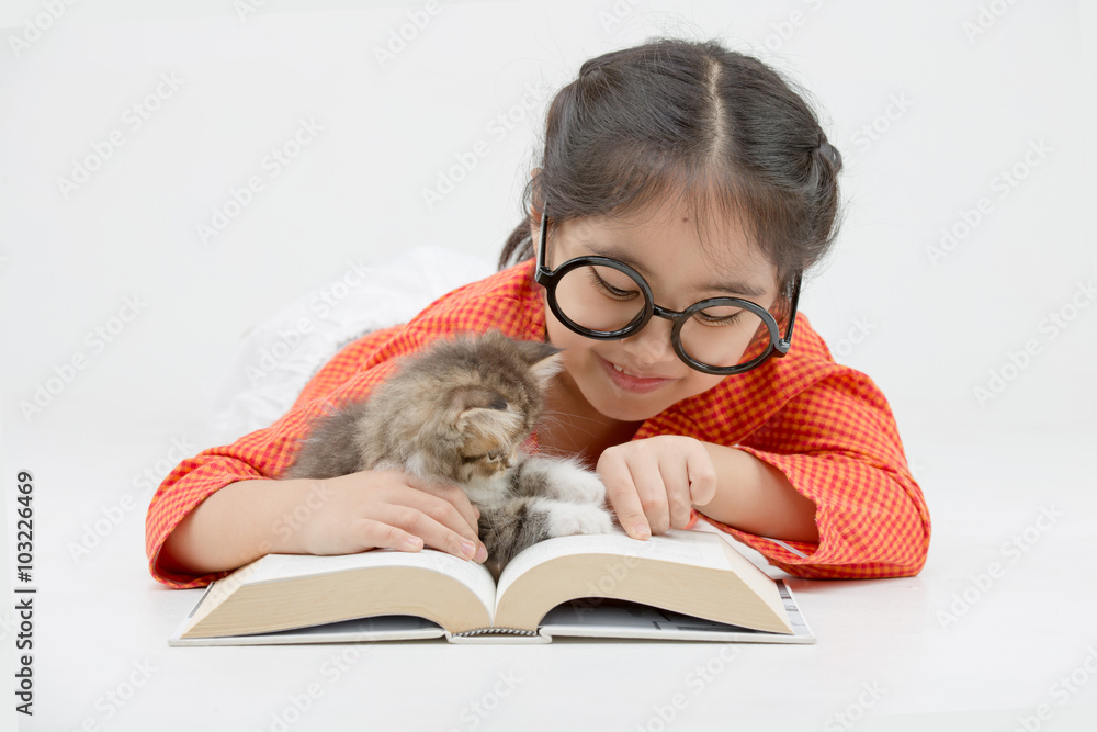 亚洲小女孩与可爱的波斯小猫在隔离状态下看书