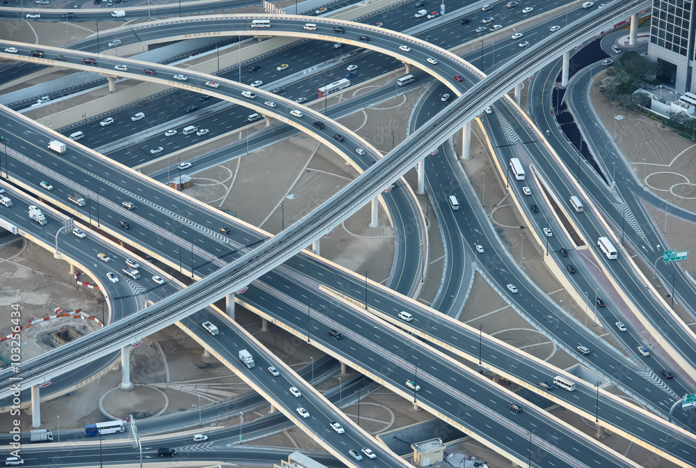 迪拜市中心的高速公路，鸟瞰图