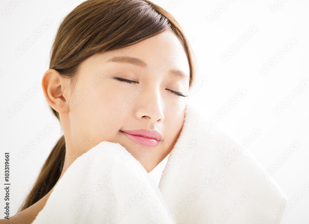 年轻女子用毛巾洗脸