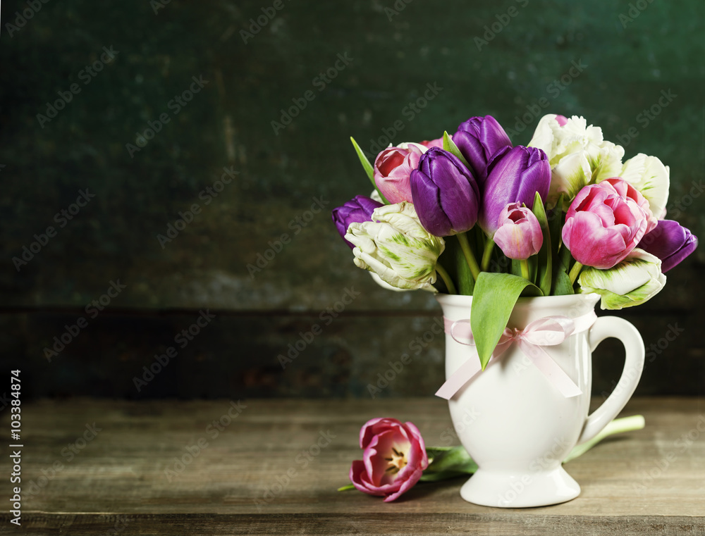 木桌上美丽的郁金香花束