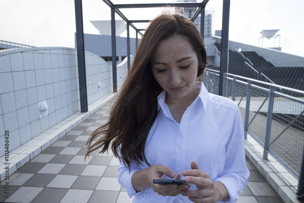 亚洲女性集中在公园里的智能手机里