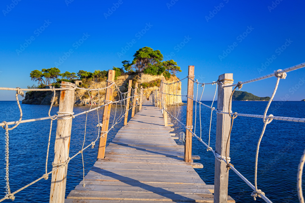 通往希腊Zakhynthos岛的吊桥