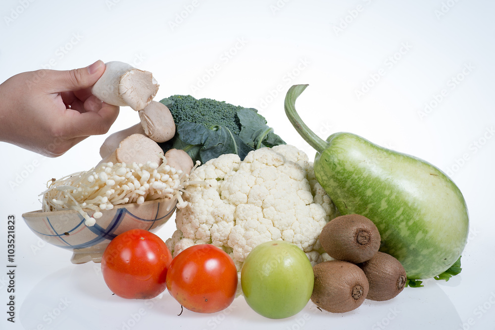 一只手，花椰菜，猕猴桃，西红柿，大枣，西兰花，蘑菇，金色针菇和瓶子沟