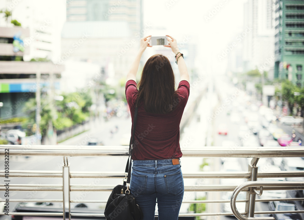 女性后视摄影旅行城市生活理念