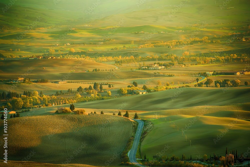 意大利托斯卡纳日落时分的波涛汹涌的田野。自然的户外季节性春季背景。