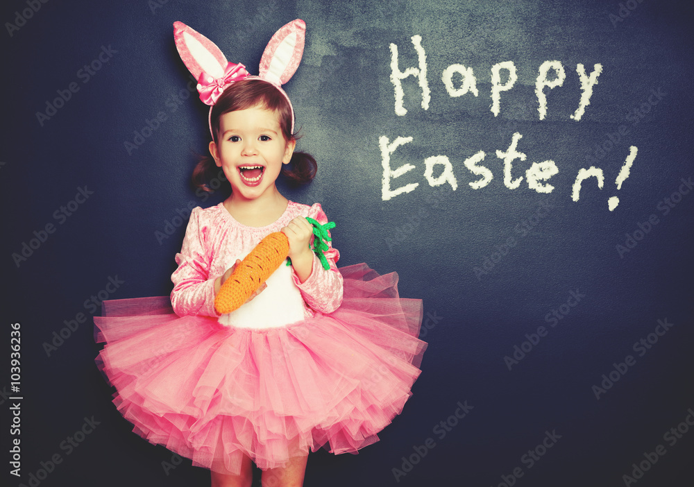 复活节快乐！穿着戏服的小女孩兔子和胡萝卜关于bla