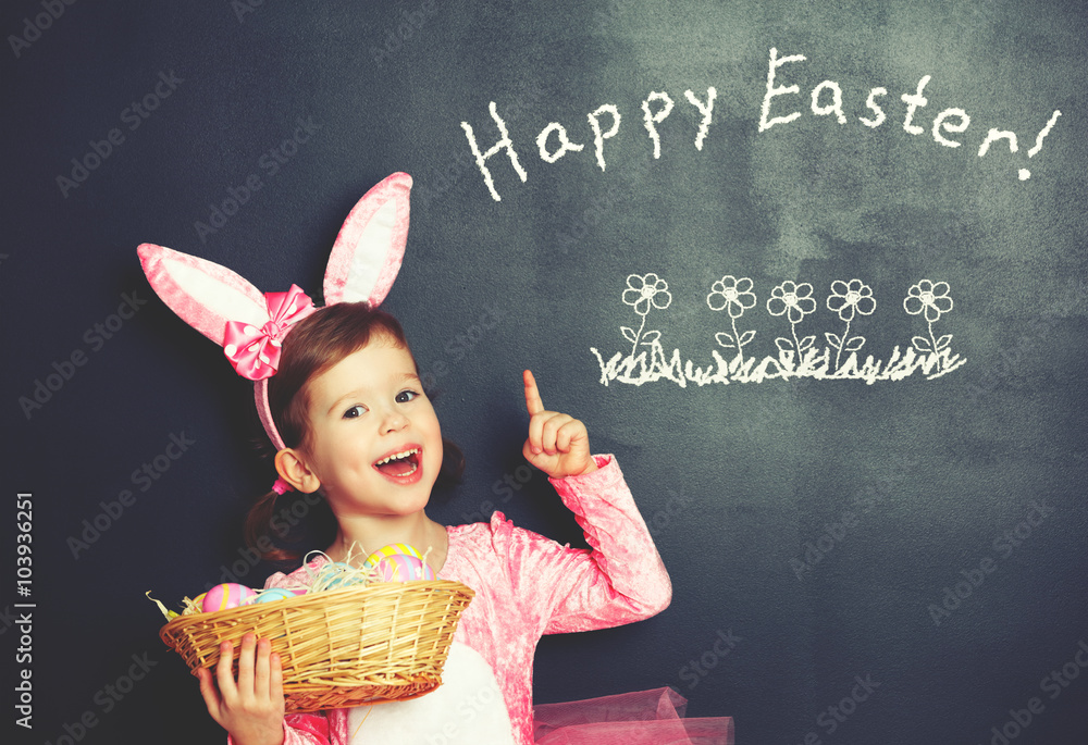 复活节快乐！穿着戏服的小女孩兔子和篮子