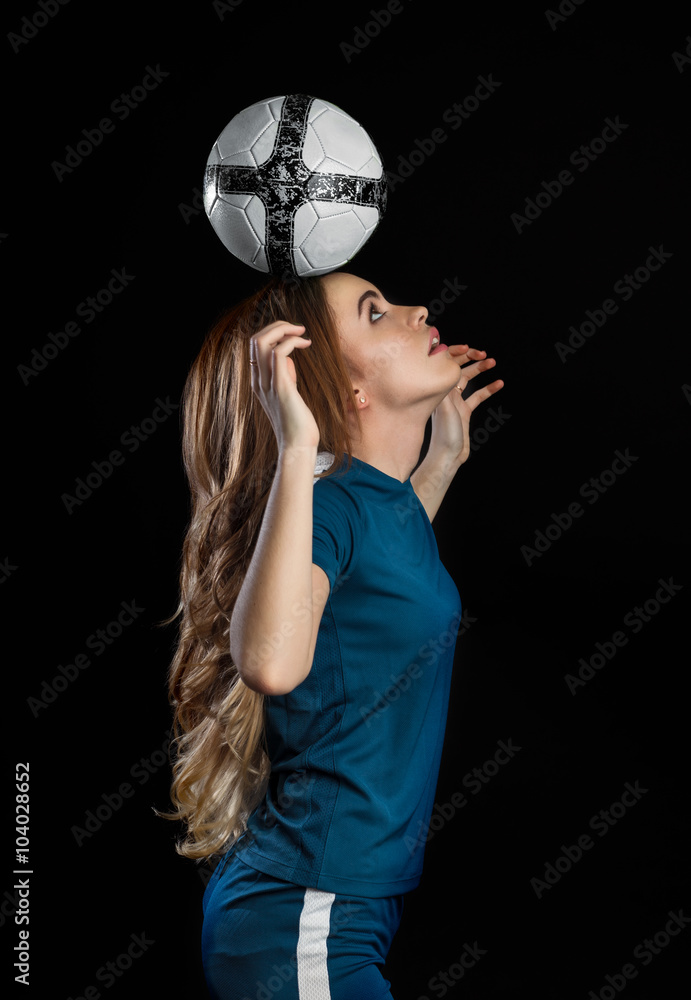 年轻女子足球运动员头顶持球