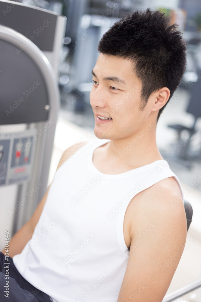 年轻人在现代健身房锻炼
