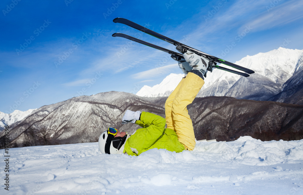 滑雪运动员倒过来躺在雪地里