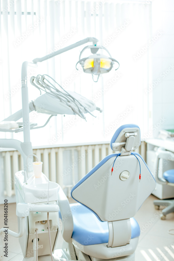 带蓝色座椅的牙医室的垂直视图