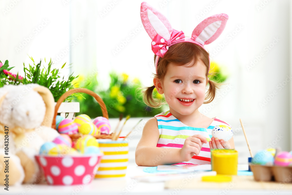 快乐的小女孩为复活节画彩蛋