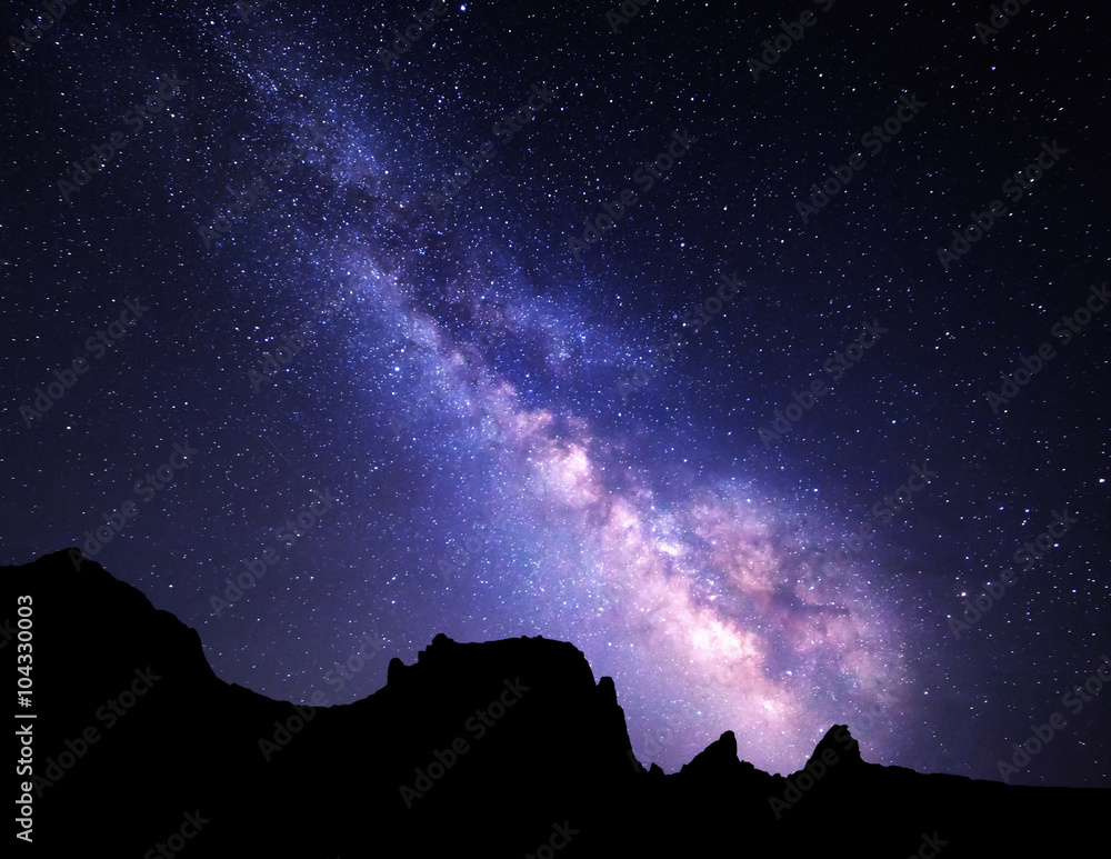 银河系的风景。山上有星星的夜空。